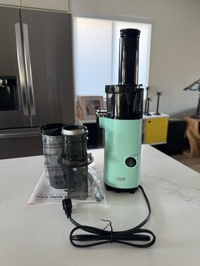 Dash Compact Cold Press Juicer in Mint Green
